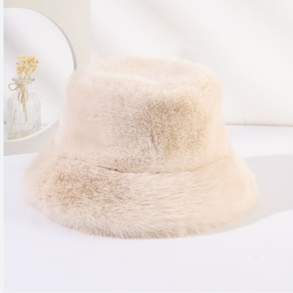 NWOT Zara Fuzzy Adjustable Bucket Hat in Cream OS - Picture 4 of 12